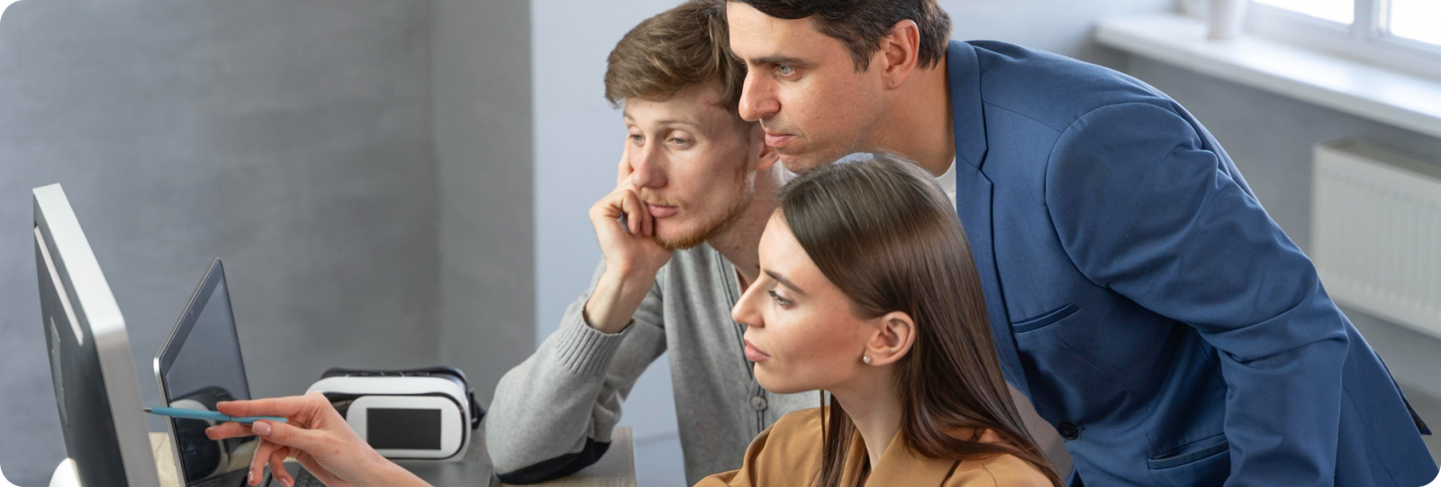 SAP-Beratungsteam arbeitet gemeinsam am Computer