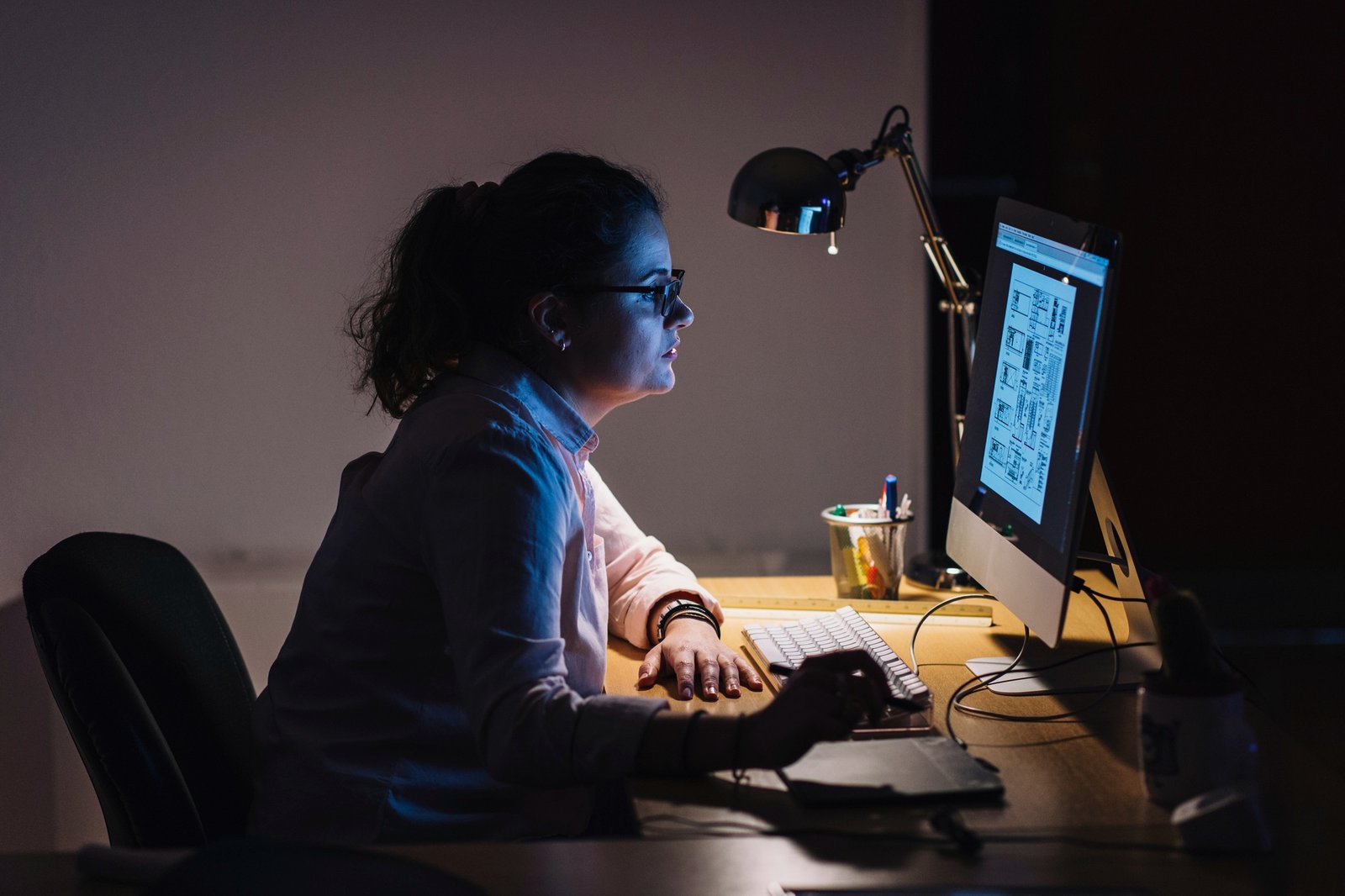 Expertin arbeitet konzentriert an einer digitalen Lösung