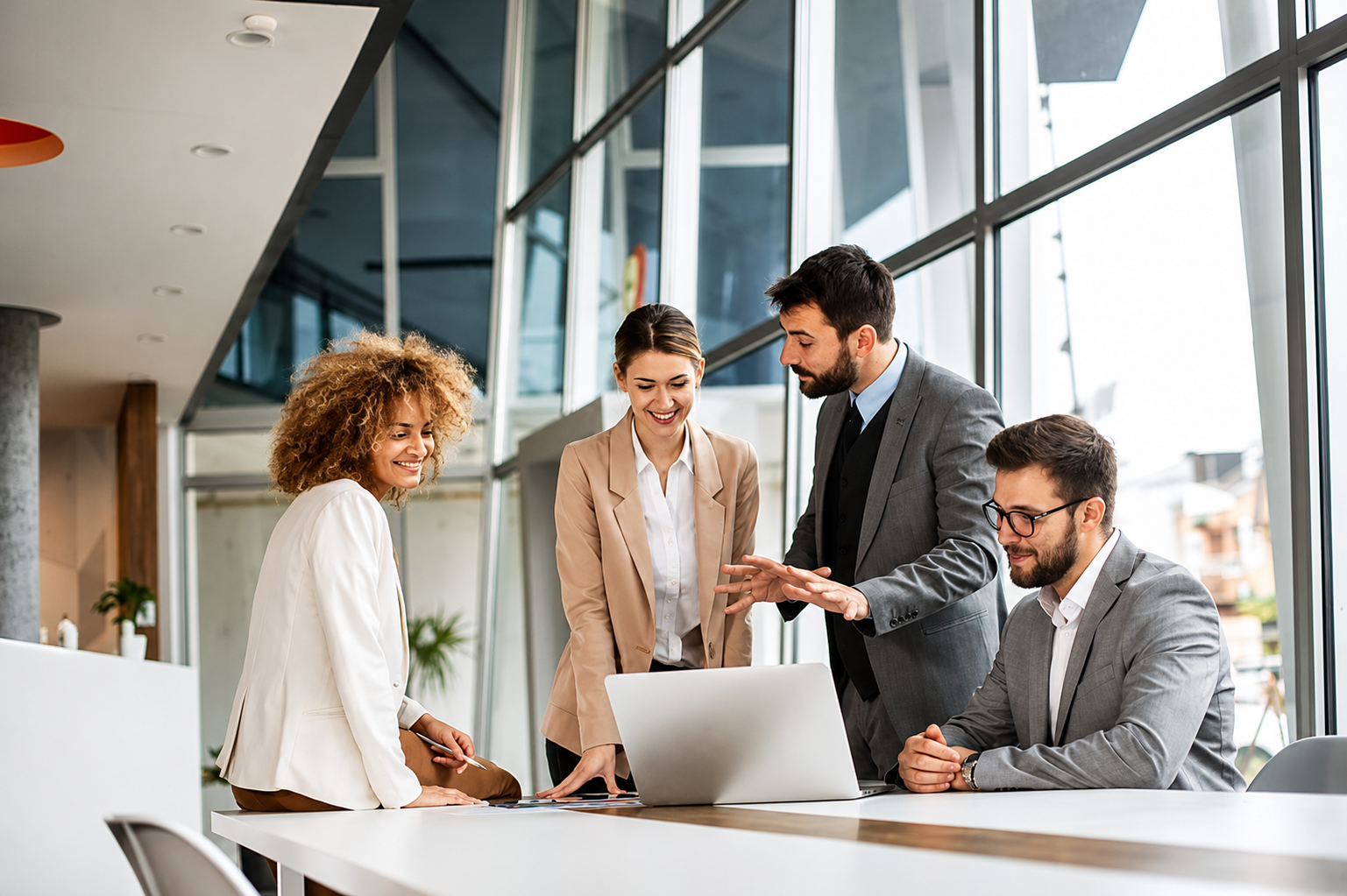 Team entwickelt moderne Unternehmensanwendungen